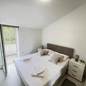 Alena Apartmán Vir